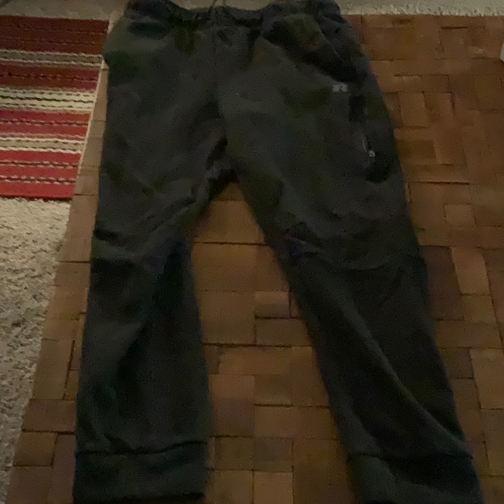 Boys black Russell sweatpants. Size:extra large (14-16). Colors: black.